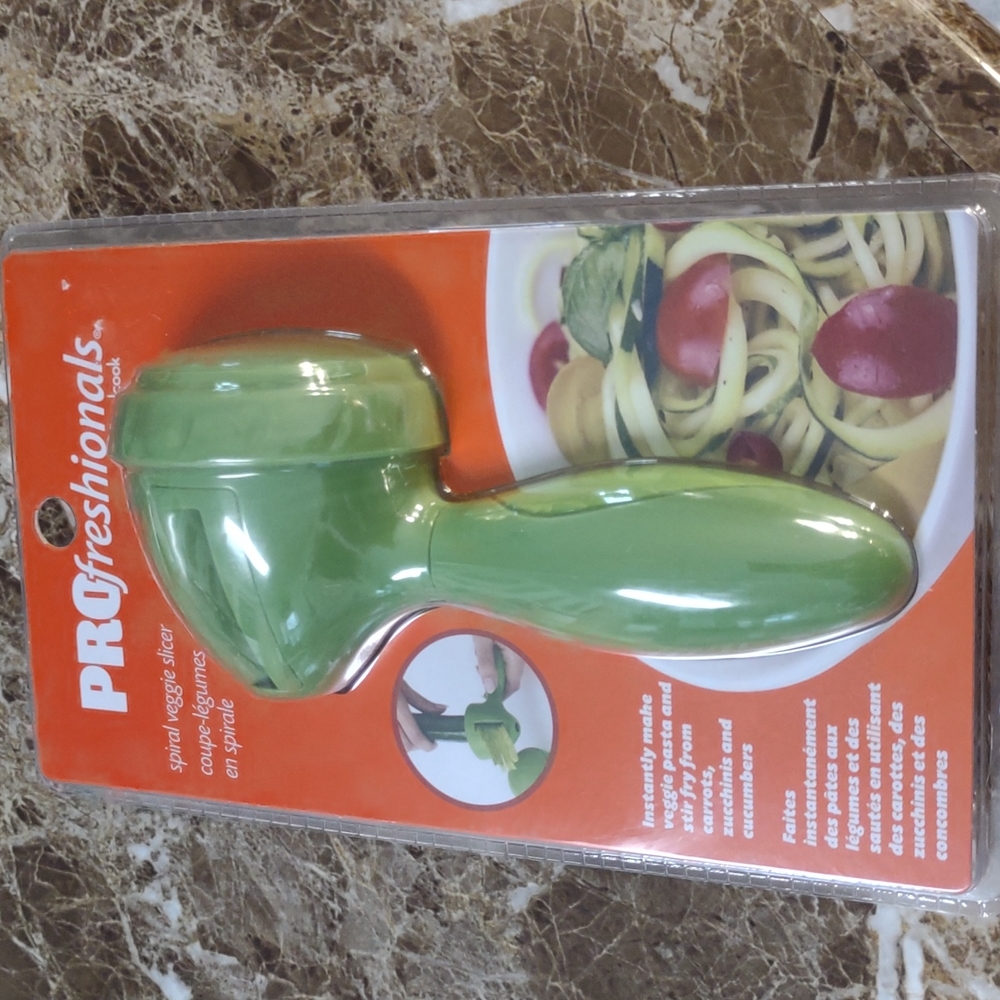 Spiral handheld veggie slicer